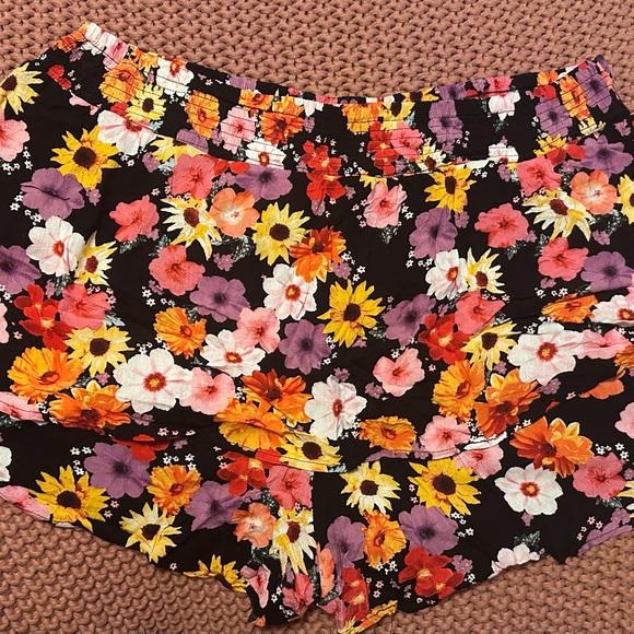 Torrid Floral Ruffle Short - Picture 5 of 8